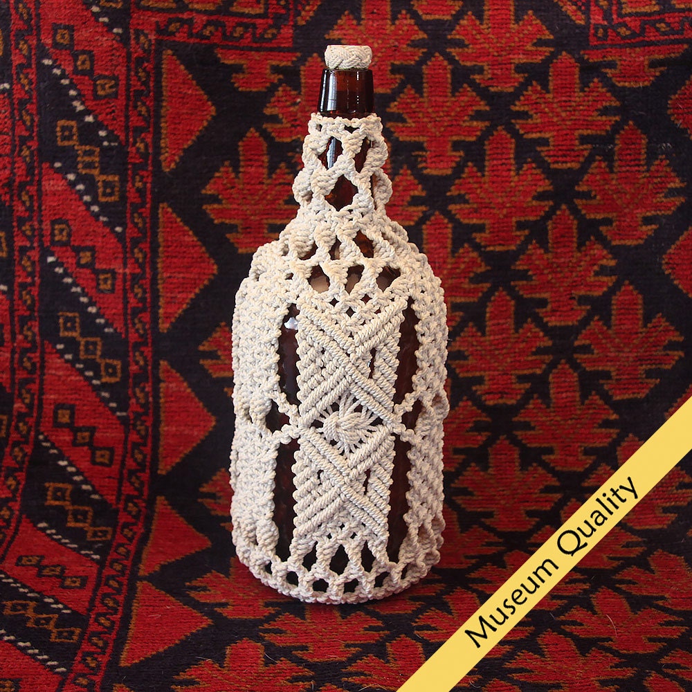 Макраме бутылка. Макраме вазы. Обвязать бутылку крючком. Оплести бутылку макраме. Бутылки макраме оплетка.