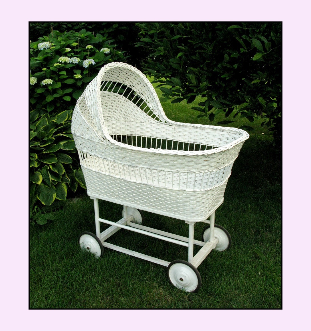 Vintage Wicker Baby Bassinet For a Shabby Chic Sleep