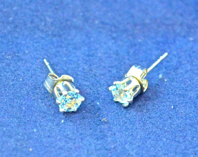 Sky Blue Topaz Studs, 4mm Round, VVS, Bright Blue, Excellent Luster, 0.80ct E372