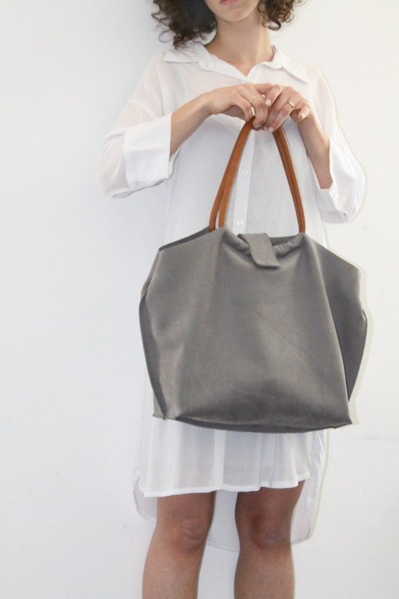 light grey shoulder bag