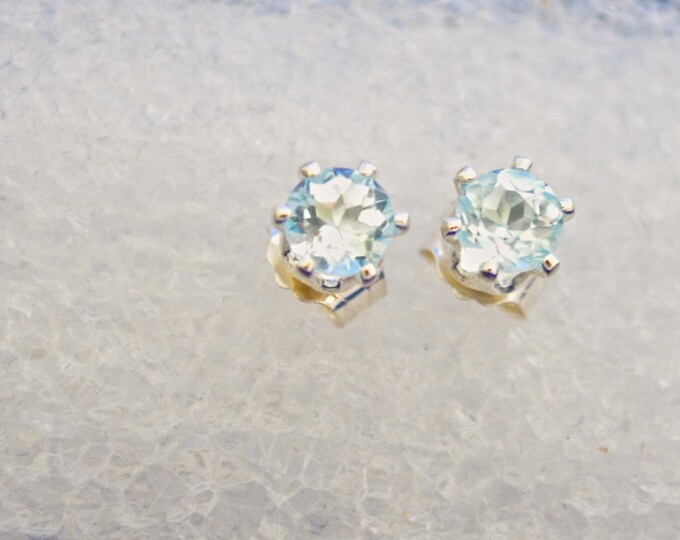 Sky Blue Topaz Studs, 4mm Round, VVS, Bright Blue, Excellent Luster, 0.80ct E372