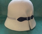 Doune - Sombrero de Fieltro Blanco Marfil con detalle de hebilla negra y cinta grosgrain en gris, black friday