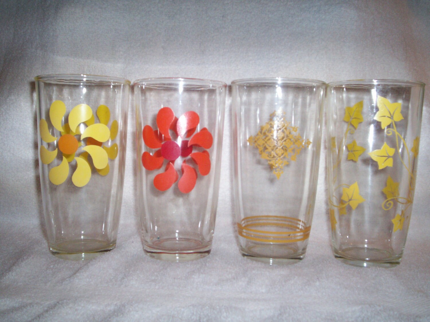 Set of 4 1 Pint Sour Cream Glasses Yellow Ivy by thetrendykitchen