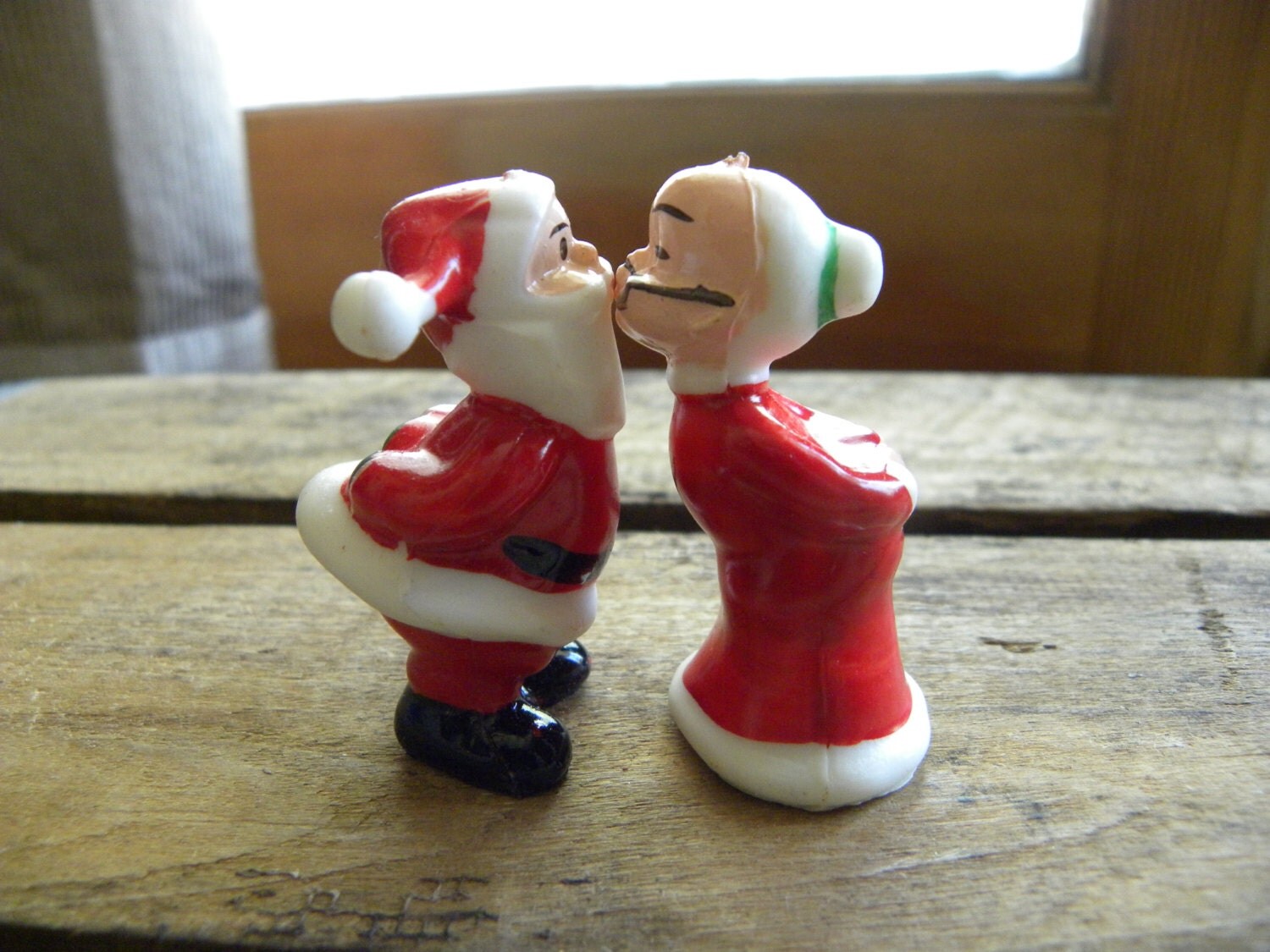 Vintage Kissing Mr And Mrs Claus 4428