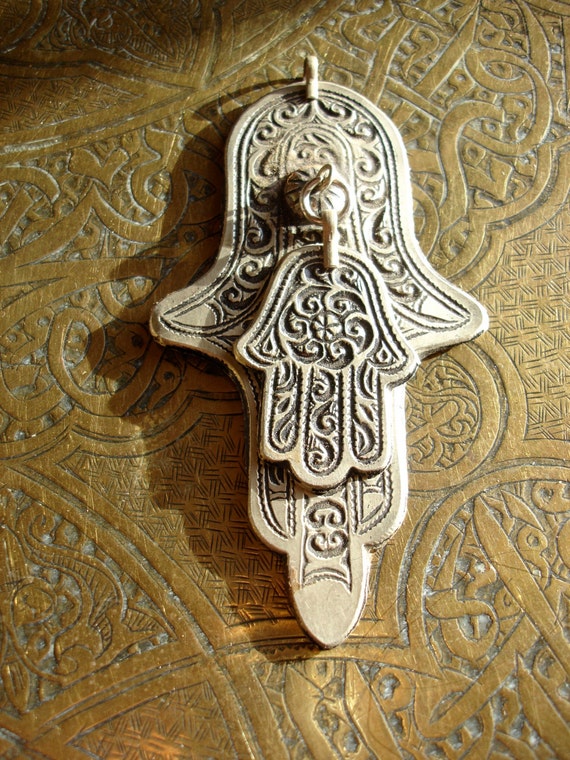 khamsa closed hands