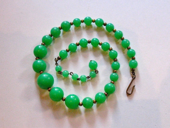 Vintage 1950s Jade Green Beaded Necklace / Choker
