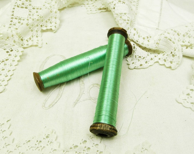 1 Antique French Wooden Reel / Spool of Mint Green Rayon Thread / French Country Decor / Craft Supplies / Haberdashery / Vintage Retro Home