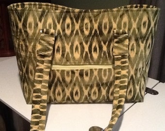 Reduced! Now 30 dollars!! Quilted green large, sturdy tote with outside zippered pocket