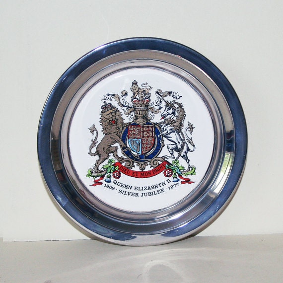 Items similar to Commemorative Queen Elizabeth II Silver Jubilee Plate ...