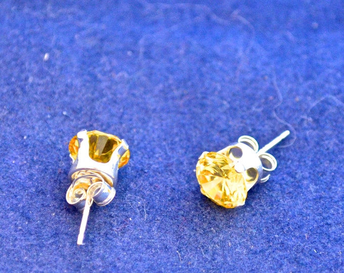 Yellow Diamond Studs, 7mm Round, Simulated, Set in Sterling Silver, Superior Luster E356