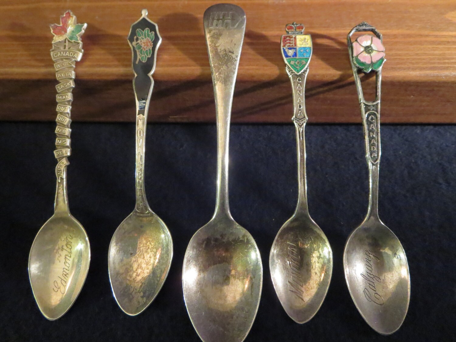 Collectible silver spoons souvenir / collectible spoons Canada