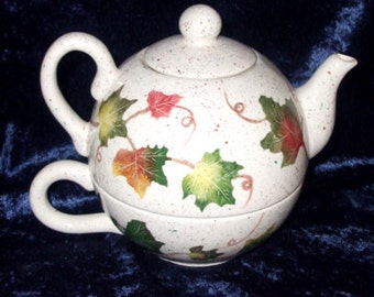 Two-in-One Teapot / Teapot and Saucer