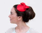 Hoy - Tocado Rojo para invitada de boda, tocado con lazo rojo, tocado estilo pin up, tocado estilo vintage años 50, tocado rojo valentino