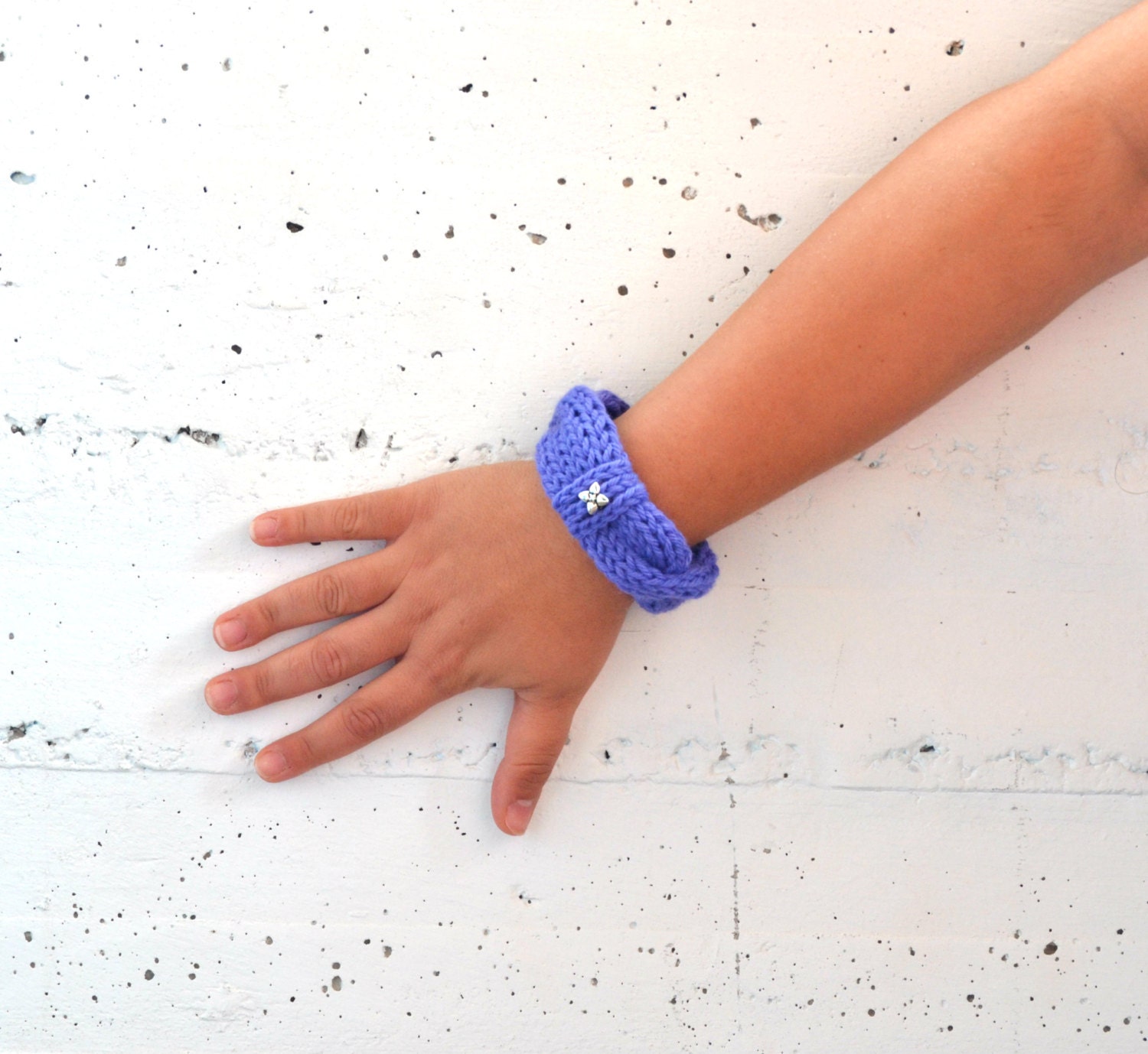 Knitted twist bracelet with silver decor by VereV on Etsy