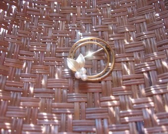 kremenz-gold tone with faux pearls brooch