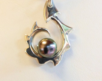 Sterling Silver, Maori RAY OF LIGHT Pendant with Tahitian Black Pearl
