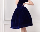Vintage Inspired Sapphire Blue Velvet Dress with Retro Golden Gem Brooch Short Sleeve Dark Blue Belt Elegant Drape French Lady Evening Dress