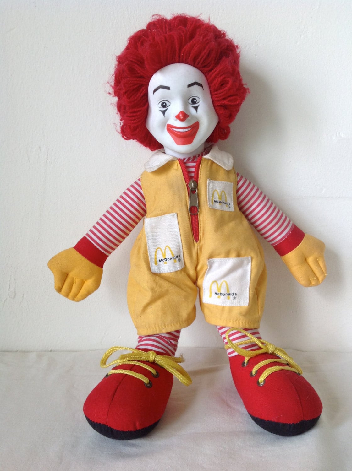 Clown mcdonalds. Кукла Рональд Макдональд. Рональд Макдональд игрушка. Клоун макдональдс. Кукла Рональд Макдональд 1998 года.