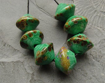 artisan lampwork, handmade - It is GREEN indeed - by Calisto
