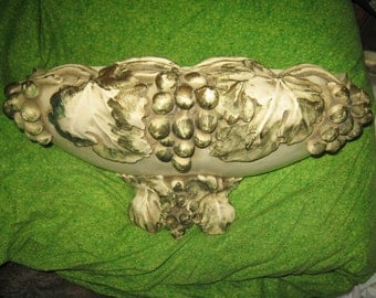 Vintage 1962 Wall Vase flower fern display grape pattern by Universal Statuary Corporation