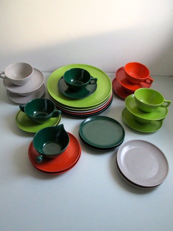Branchell Melmac dinnerware Set. Vintage 1950. Color Flyte.