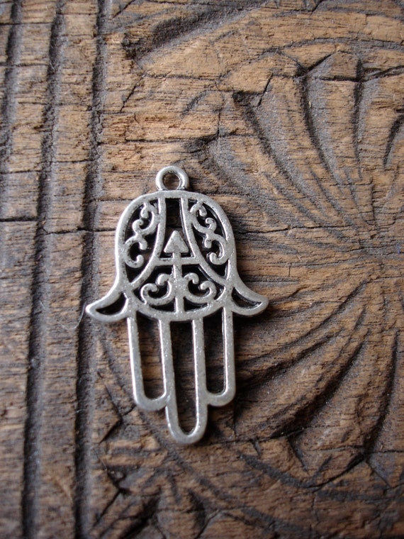 khamsa closed hands