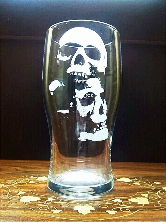 Personalised glass engraved skulls pint glass free name added