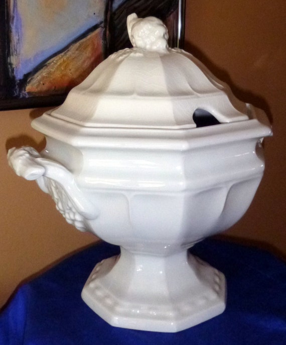 Soup Tureen Red Cliff Vintage Ironstone 1950s with lid No