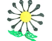 Daisy vintage pin brooch with nice green foliage • 50's 60's • White, black, green and yellow. Flowery and botanical style. Daisy vintage pin brooch with nice green foliage • 50's 60's • White, black, green and yellow. Flowery and botanical style.