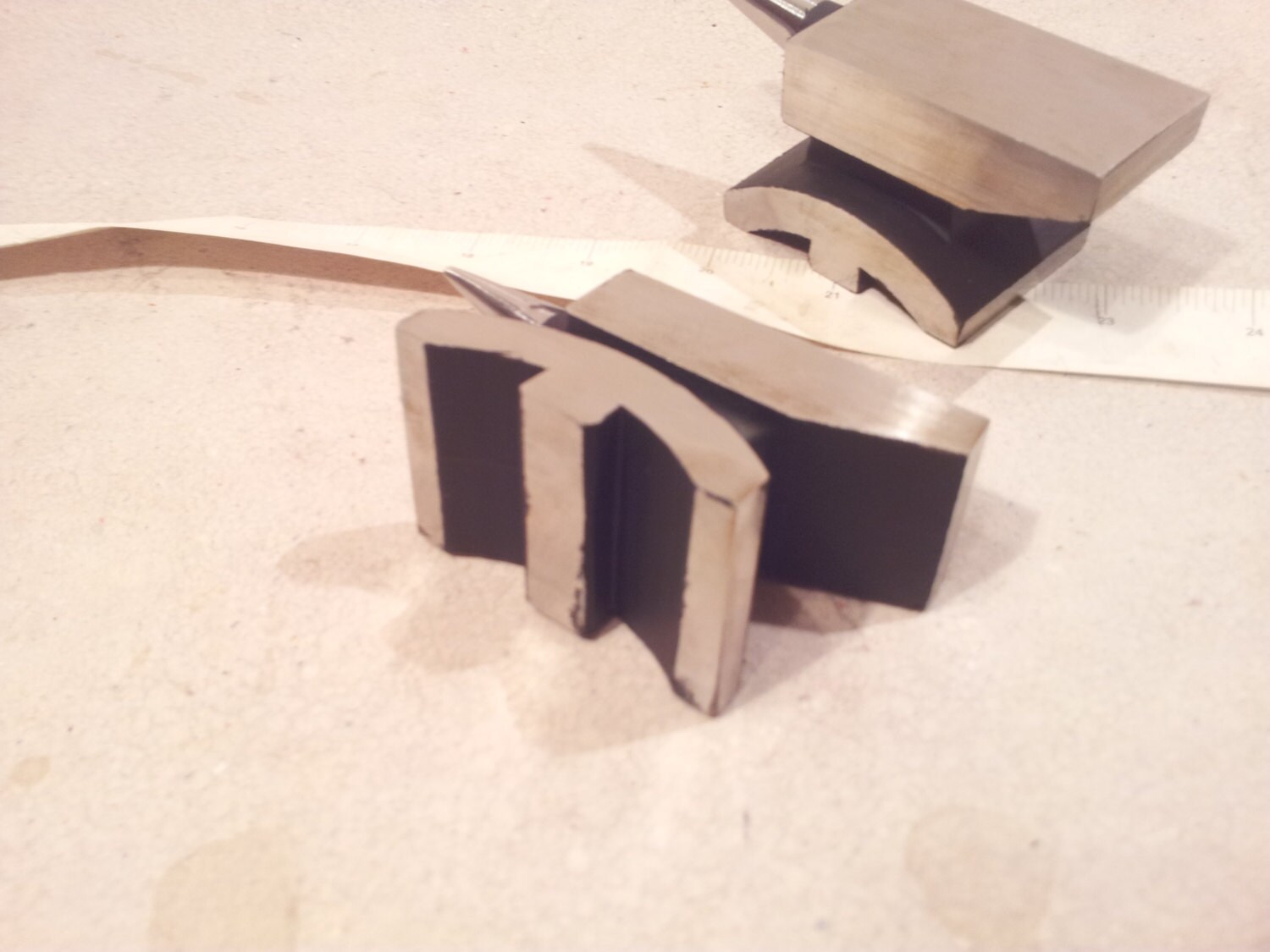 Single horn anvil