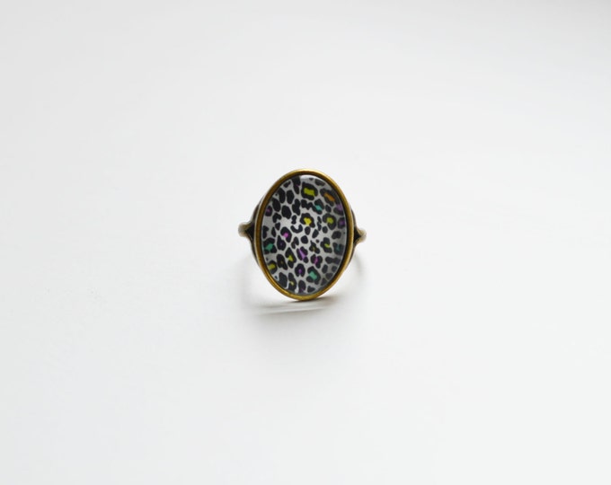 ANIMAL PRINT Ring, brass, glass, retro and vintage, Ring size: 6.5 in (USA) / 13,5 (Italy) / 17 (Russia)