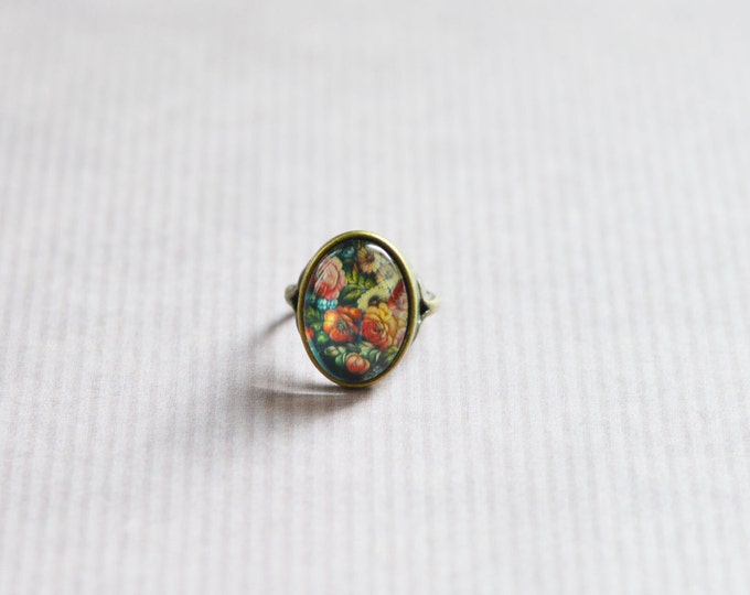 FLORAL MOTIFS Oval ring of metal brass with the image under glass, Ring size: 6.5 in (USA) / 13,5 (Italy) / 17 (Russia)