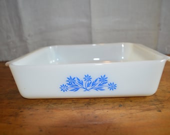 Great Vintage FIRE KING CASSEROLE. Classic Blue Cornflower Pattern. Great Condition.