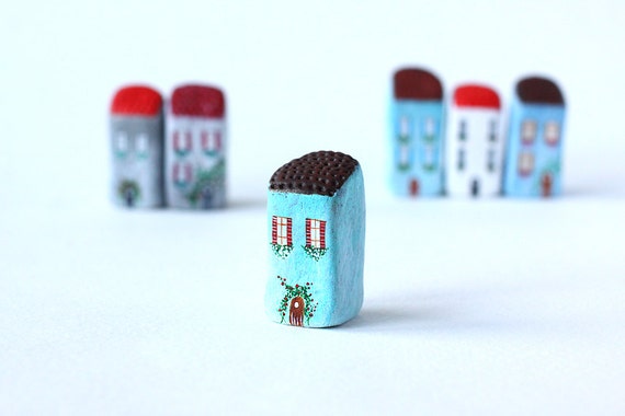 Petite maison de maison - bleue argile italienne avec toit brun, fleurs blanches et rouges et volets rouges