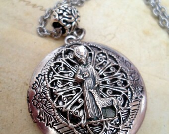 Items similar to Divine Mercy of Jesus, Stunning Locket Necklace, Beautiful Filigree Setting 