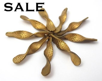 Vintage Brass Twisted Charms (24x) (V486) S A L E - 50% off