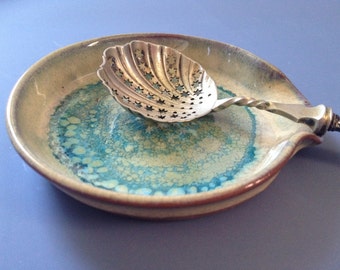 Ceramic spoon rest in Bamboo Tan