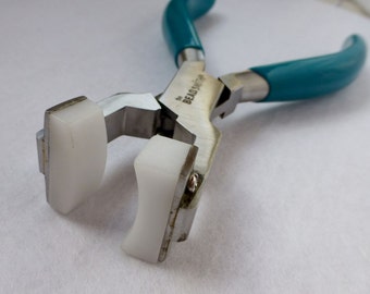 Bracelet bending pliers by Beadsmith, free shipping within UK