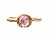Berry pink rose cut sapphire ring. 18k. Bug.