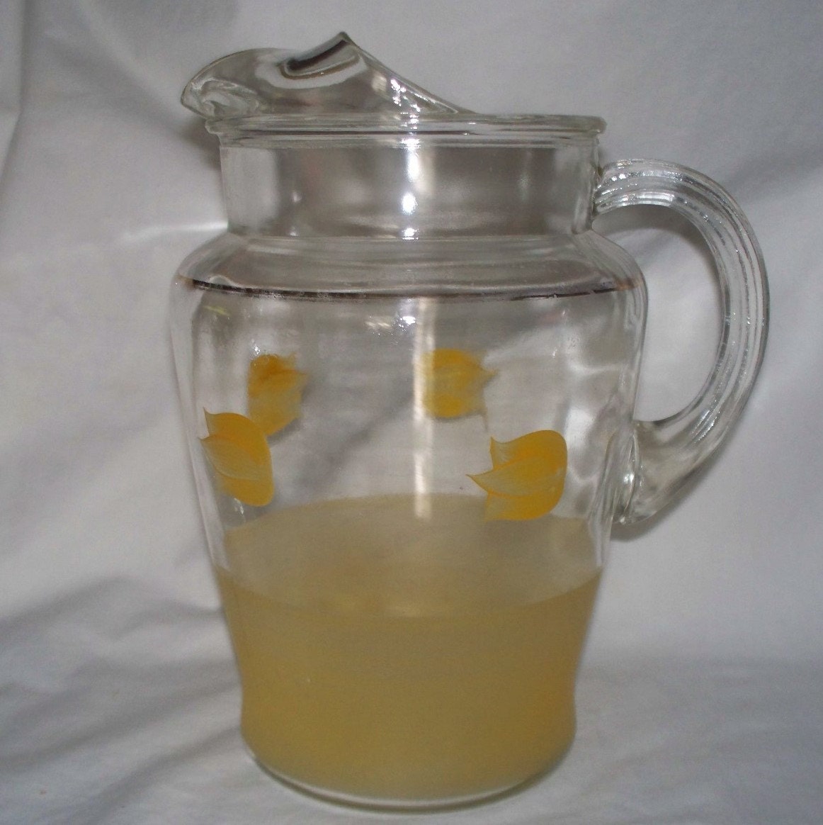 2 Quart Glass Pitcher With Yellow Tulips Vintage 6322