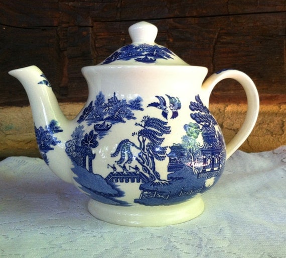 Vintage///Blue Willow Pattern Tea Pot by BirdsandArrows on Etsy