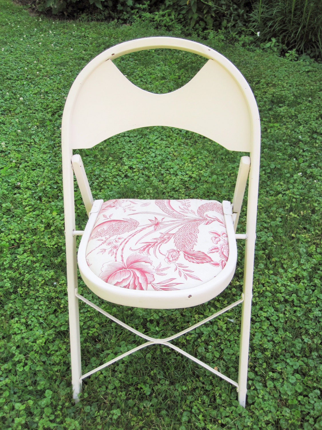 A Bent Wood Folding Chair With Removable Cushion Cream Colored Wood