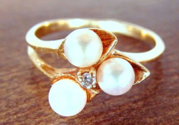 Vintage Dainty and Beautiful Pearl and Diamond Ring in 10K Yellow Gold