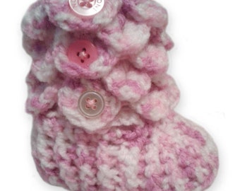 Crocodile stitch baby booties