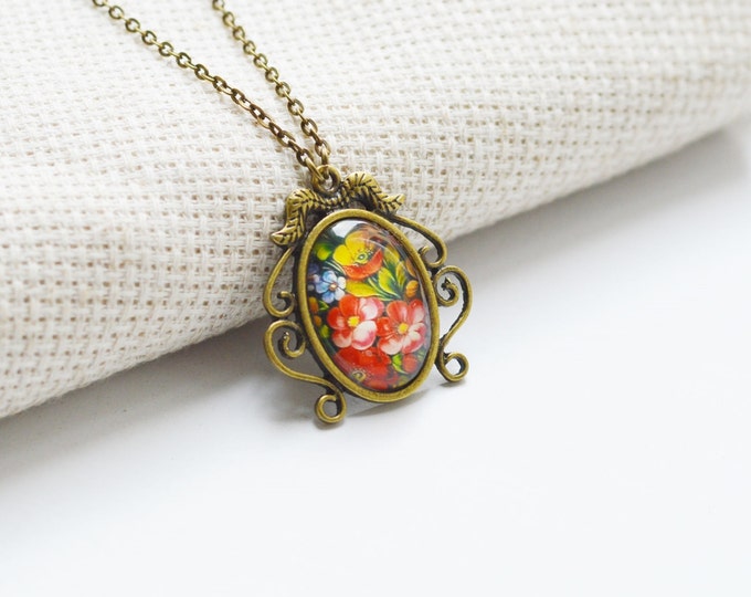 FLORAL MOTIFS Oval pendant metal brass with pictures of flowers under glass