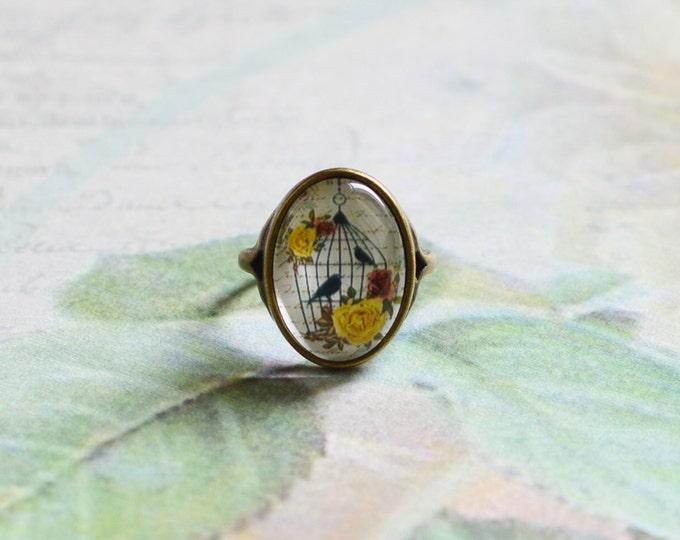 SHABBY CHIC Oval ring of metal brass with the image under glass, Ring size: 6.5 in (USA) / 13,5 (Italy) / 17 (Russia)