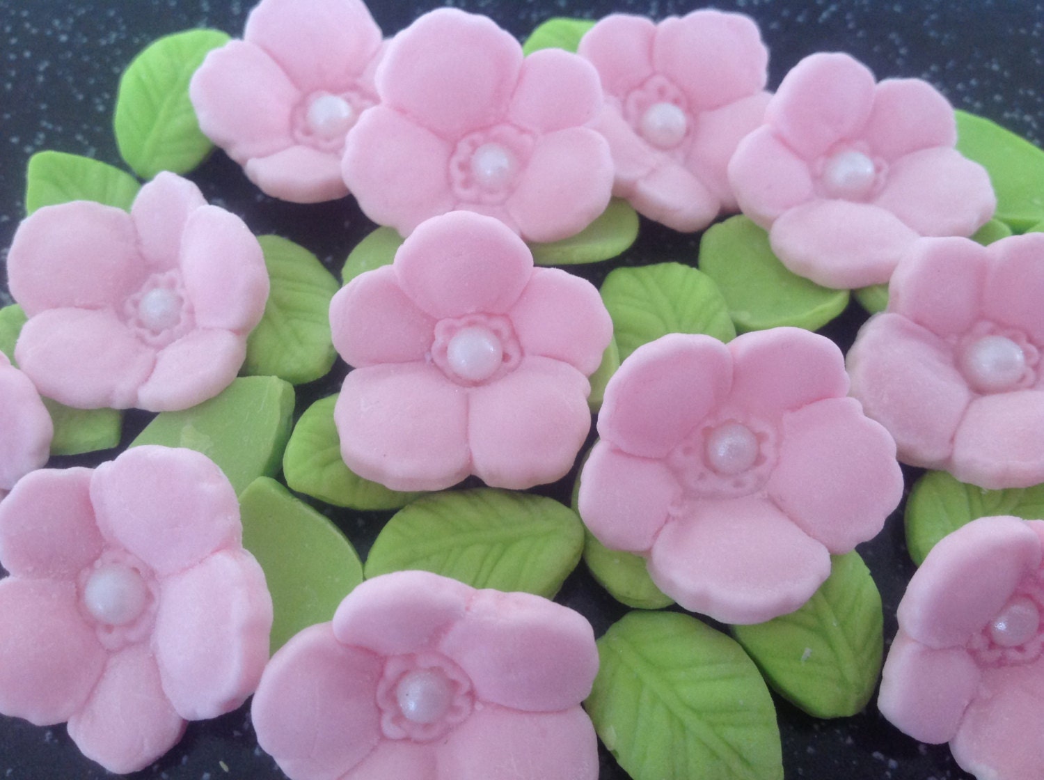 12 pretty edible sugarpaste flowers and 24 leaves party