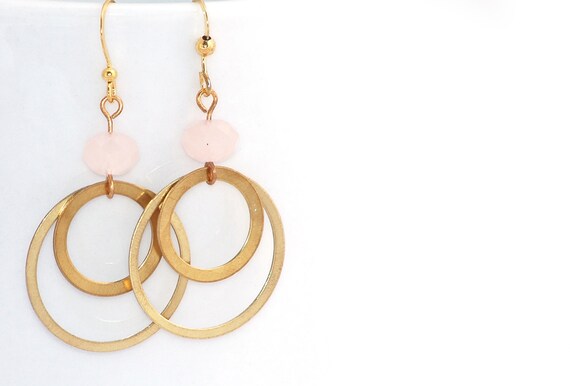 Boucles d'oreilles - Deux cercles en métal doré, et perle rose pastel