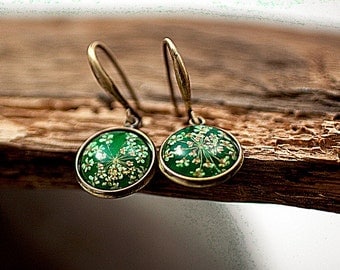 GRASS GREEN real flower earrings. Bronze, dangling earrings with queen anne's lace in grass green resin.