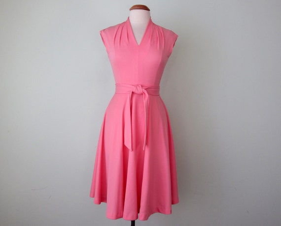 70s dress / pink sleeveless belted fitted waist spring s m